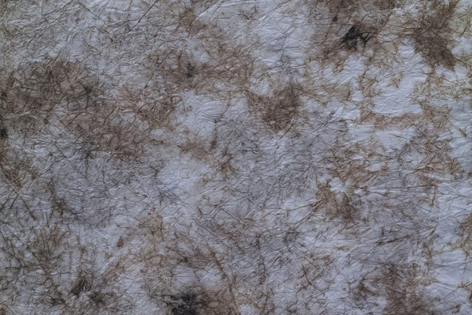 雪解けの地面の様な揉染和紙（和紙 にじみの背景フリー画像）