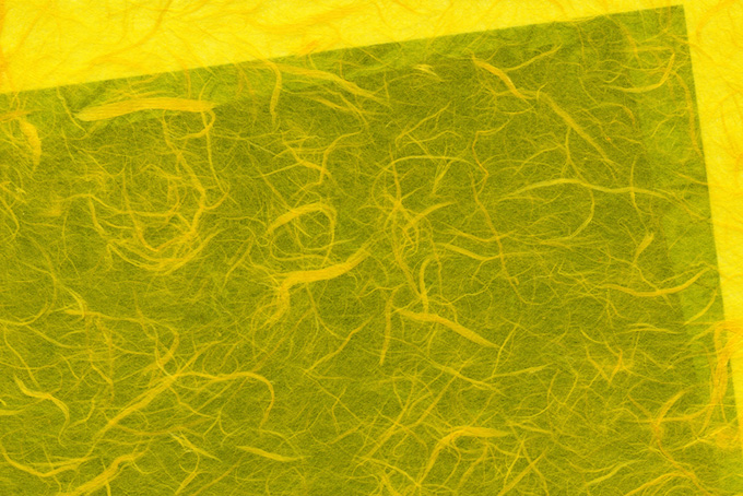 濃い緑の上に黄色和紙の背景（和紙 和風の背景フリー画像）