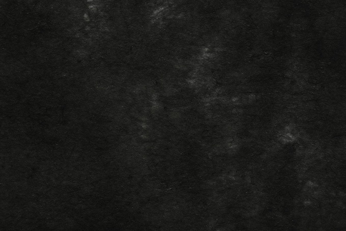 黒い斑模様の烏羽色の和紙（黒 和紙 テクスチャの背景フリー画像）