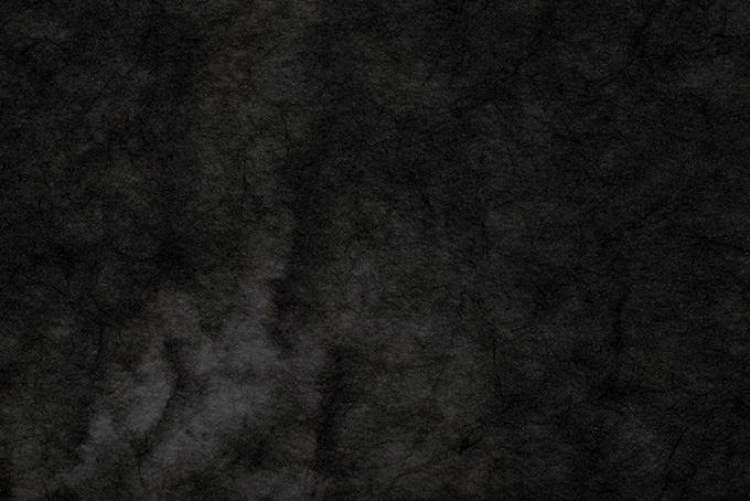 濃淡のある暗黒色の絞り染め和紙（黒 和紙の背景フリー画像）