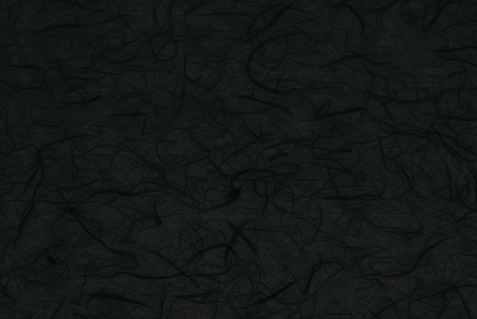 黒の筋模様が斑に入った和紙（黒 和紙 背景フリー画像）
