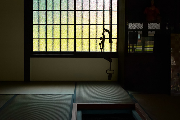囲炉裏と畳敷きの和室（日本の背景フリー画像）