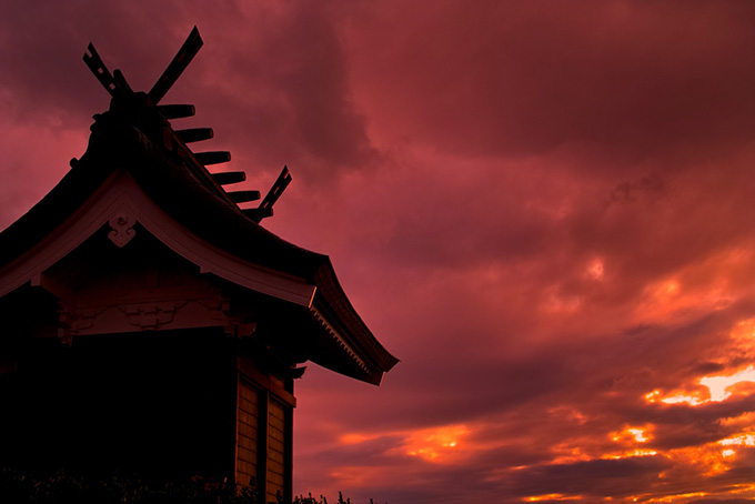 夕暮れの神々しい日本寺院
