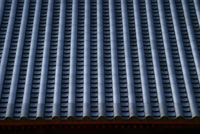 日本建築の立派な瓦屋根の和風テクスチャ（和風 背景フリーの画像）