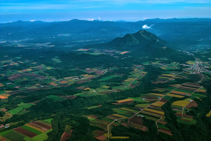 北海道の広大な畑（風景 背景 フリーの画像）
