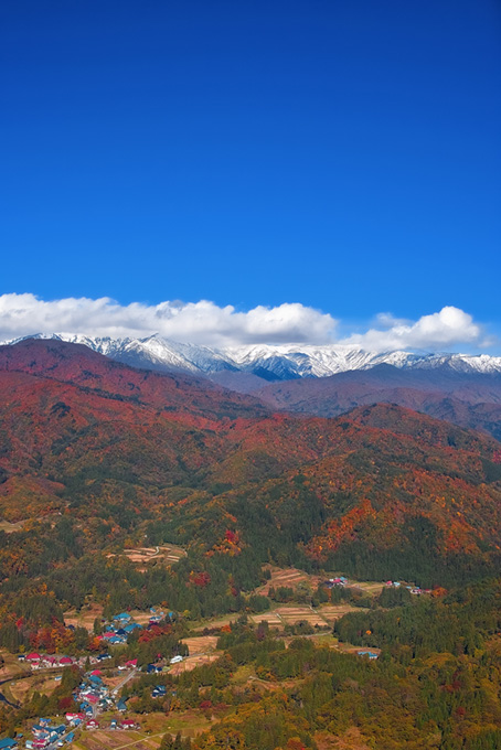 秋山の向こうの山脈に雪が積もる（風景 写真の背景フリー画像）