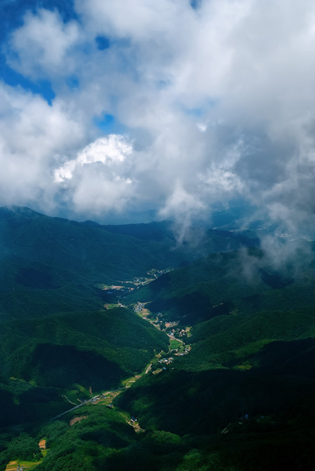 谷間の里の上を流れる雲（風景 田舎の背景フリー画像）
