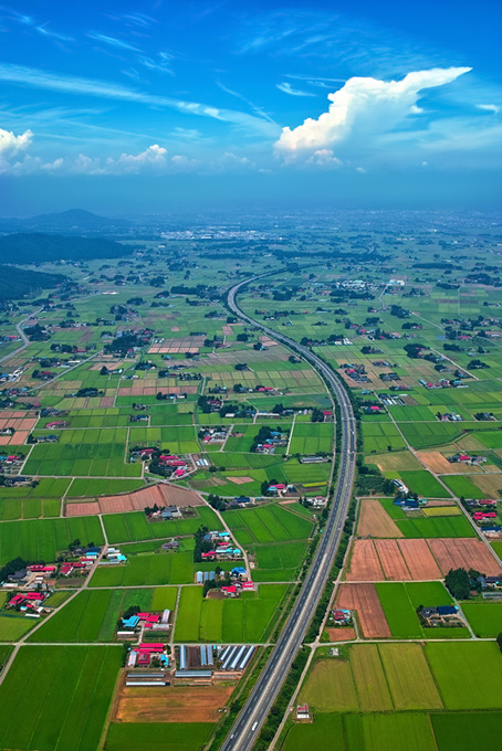 広大な田園地帯を貫く高速道路（風景 写真の背景フリー画像）
