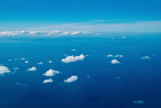 雲の上から望む大海（風景 壁紙の背景フリー画像）