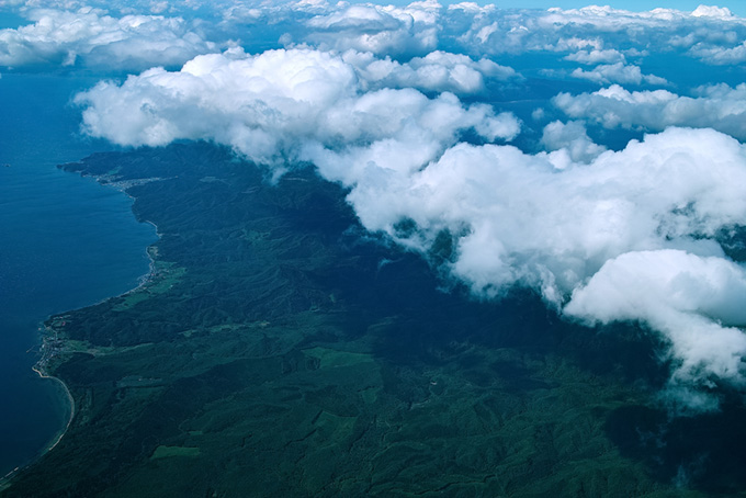 雲の下に見える海岸線（風景 背景 フリーの画像）