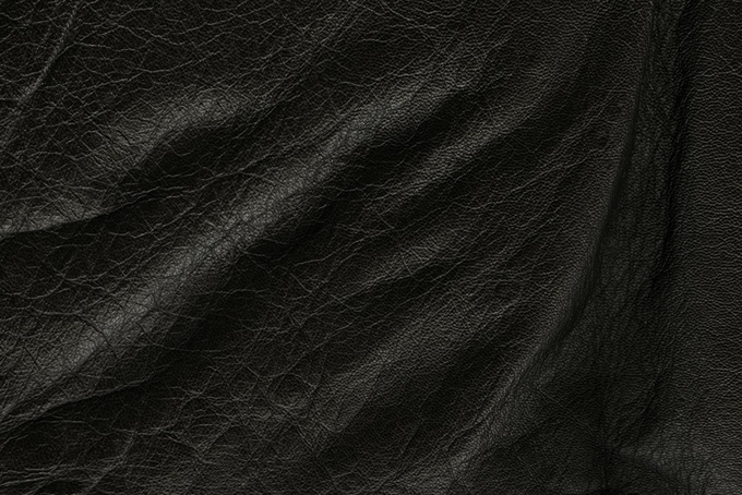ドレープの様なたるみのある皮(黒 レザー 素材のフリー画像)