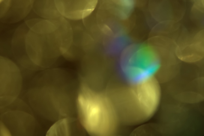 鈍く反射する金色の光彩の素材（背景 光の背景フリー画像）