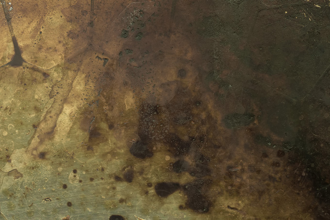 錆び付き茶色に変色した金の板（金属 素材の背景フリー画像）
