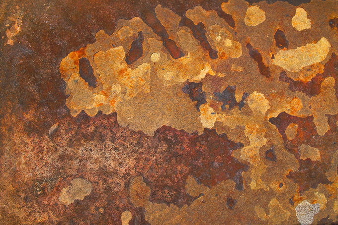 錆びた部分が剥がれ落ちた金属の画像（金属 背景のフリー画像）