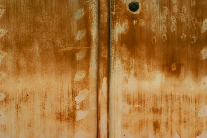 茶色く腐食した鉄のドア（金属 テクスチャの背景フリー画像）