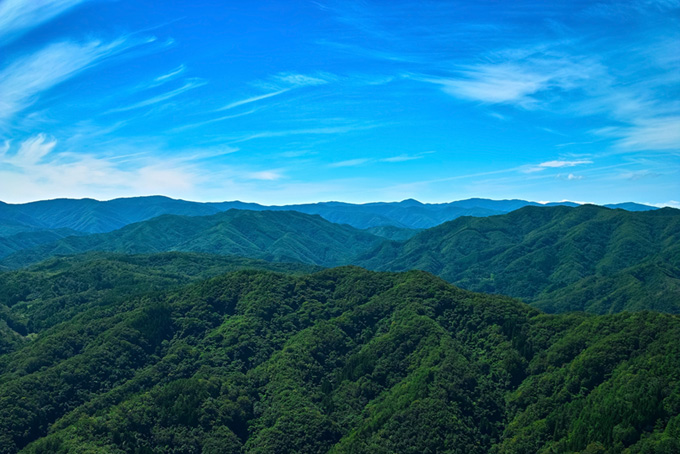 青い空に緑あふれる山々の画像（背景 山 画像の背景フリー画像）