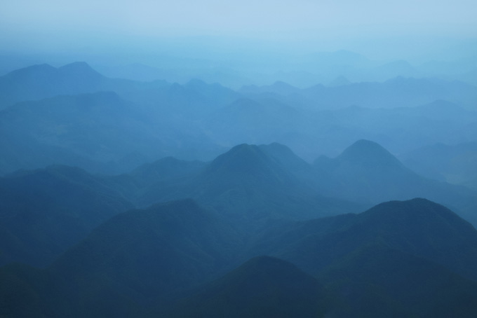 霧で霞んだ水墨画の様な山の風景画像（背景 山の背景フリー画像）