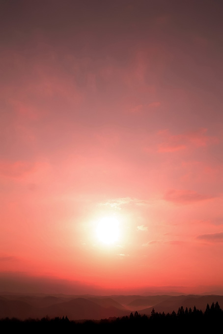 郷愁を呼ぶ山に落ちる夕陽(背景 夕景 画像のフリー画像)