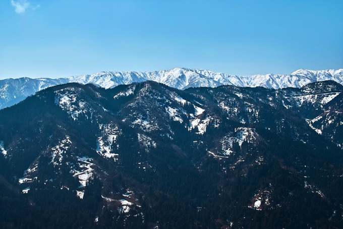黒い山脈と白い山脈の画像（背景 画像 山の背景フリー画像）