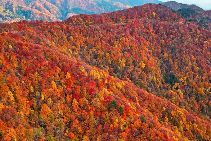 「山 素材」山頂に雪を残す春の山の写真、紅葉する秋の連山の背景、綺麗な緑の夏の山の画像など、高画質＆高解像度の画像・写真素材を無料でダウンロード