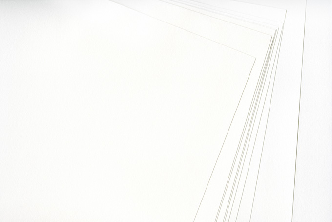 重なった白い水彩紙のテクスチャ背景（背景 白の背景フリー画像）