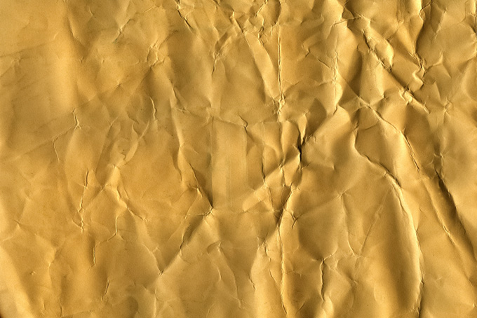 沢山の皺の入ったキャメル色の紙（紙 写真の背景フリー画像）