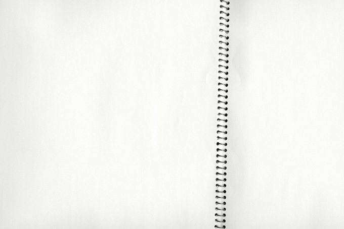 スケッチブックの白い紙の背景（背景 白 画像の背景フリー画像）