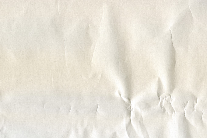 硬い大きなシワのある白紙の背景（紙 無地の背景フリー画像）