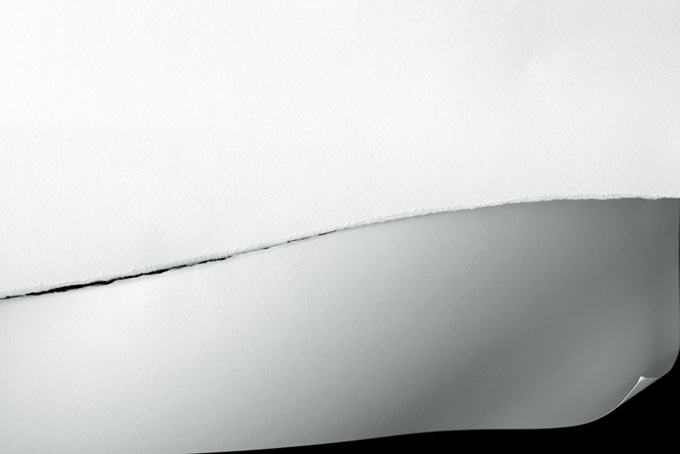 白無地の破れた紙の背景素材（背景 画像 白の背景フリー画像）