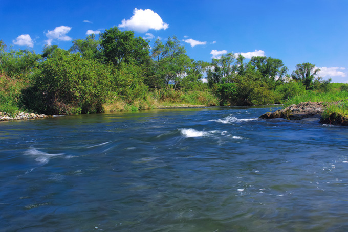 青く澄んだ水が流れる川の中流域の写真（背景 画像 川の背景フリー画像）