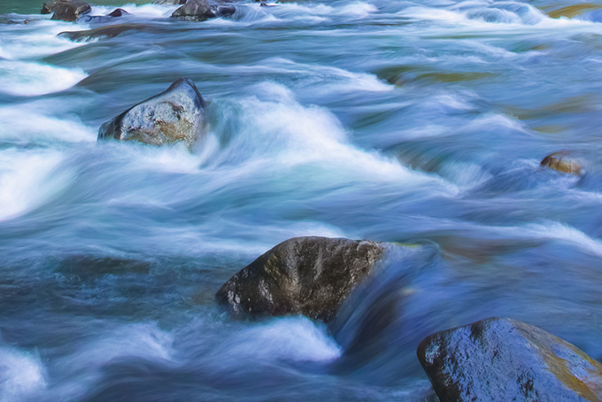 水が綺麗な川の流れの背景（川の背景フリー画像）