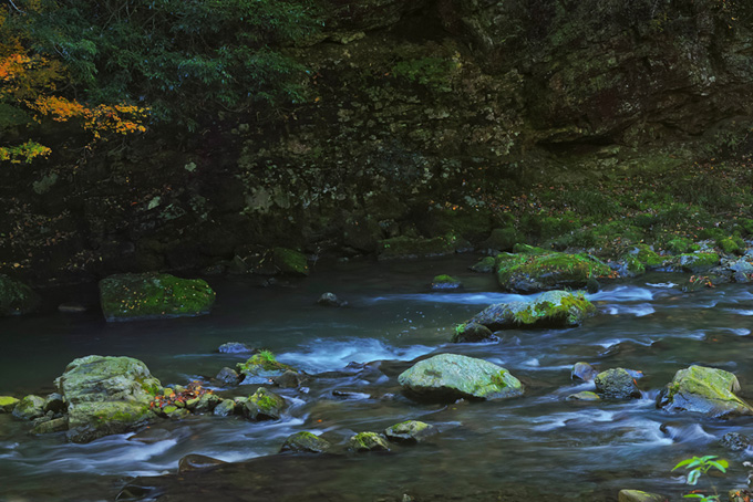 静寂を感じる渓谷の写真素材（川の背景フリー画像）