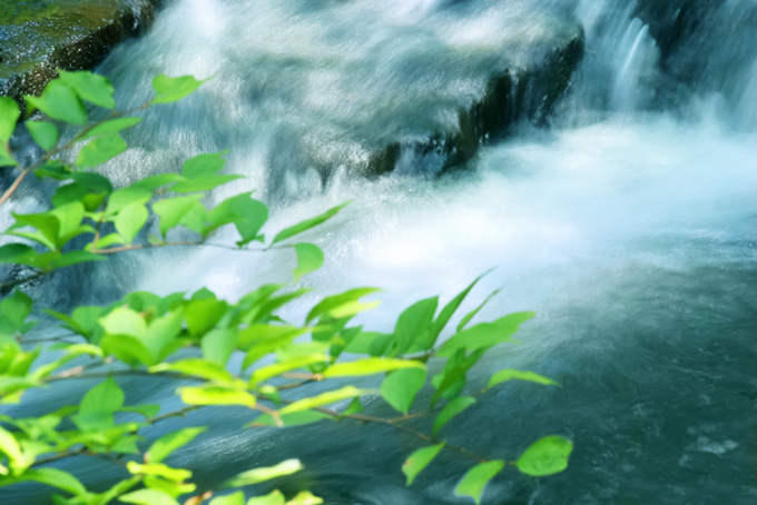 涼しげな初夏の川瀬の風景写真（背景 川 画像の背景フリー画像）