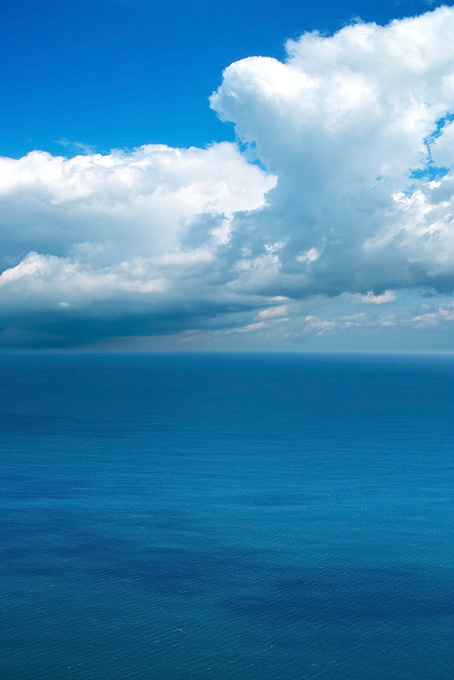 海と水平線の上の大きな雲の風景（背景 海 画像の背景フリー画像）