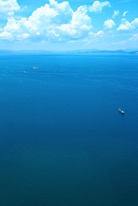 夏の青空の下を進む船の写真（海 綺麗の背景フリー画像）
