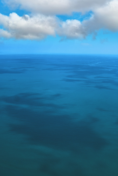 エメラルドグリーンの海面と青空の画像（背景 海 画像の背景フリー画像）