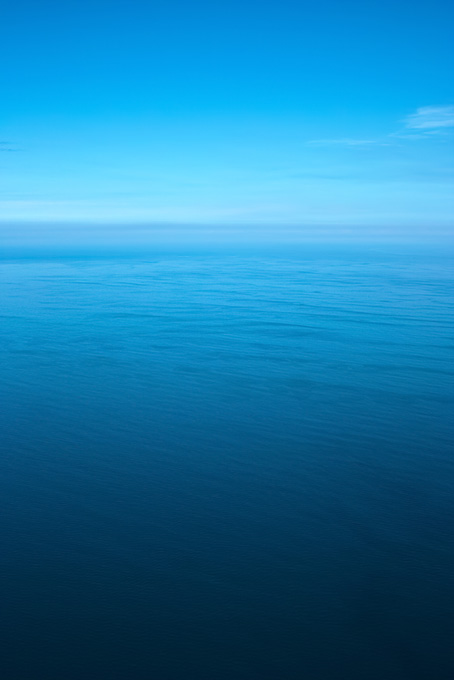 静かな海と滲む水平線の素材（背景 海 画像の背景フリー画像）