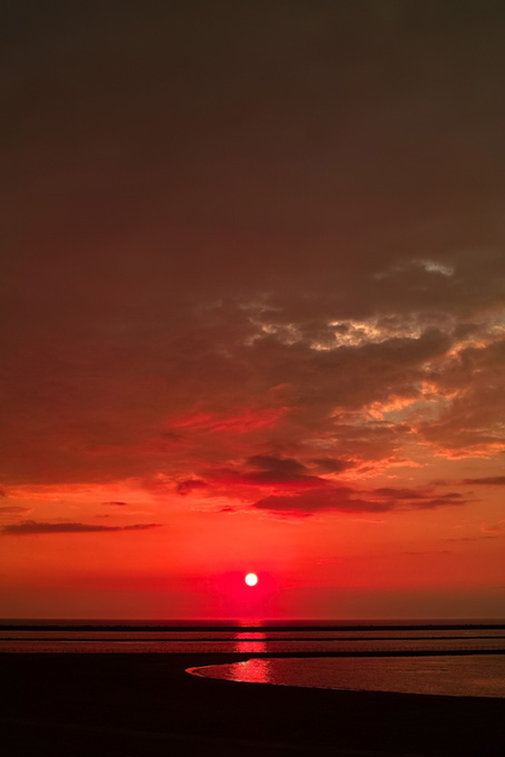 赤い夕焼けの海岸（背景 夕景 画像の背景フリー画像）
