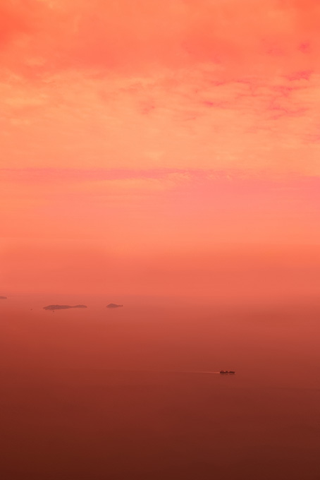 夕焼けに包まれる穏やかな海の背景（背景 画像 海の背景フリー画像）