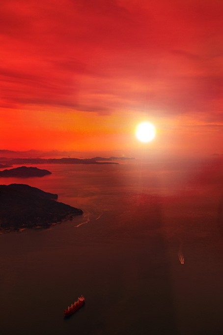 夕日を浴びる瀬戸内の海(背景 夕景 画像のフリー画像)