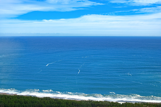 海岸線と水平線（海 綺麗の背景フリー画像）