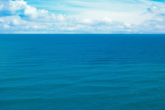 穏やかな波の綺麗な海（海 綺麗の背景フリー画像）