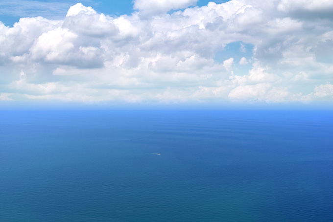 青い大海を進む一隻の船（海 綺麗の背景フリー画像）