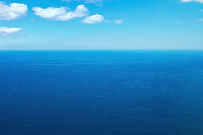 青く広い海の上を流れる雲（海 綺麗の背景フリー画像）