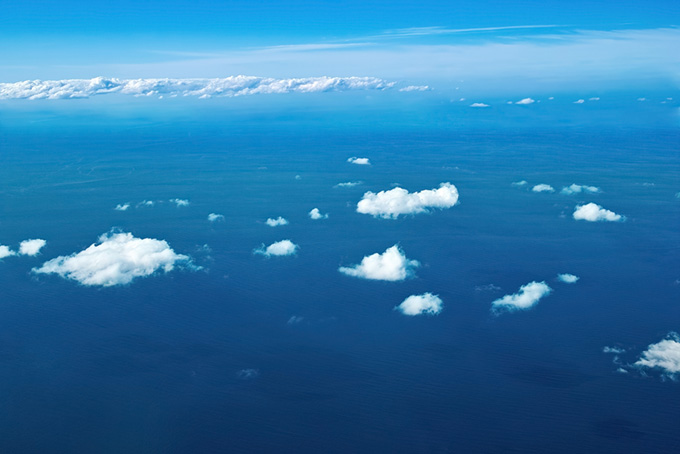 雲の下に広がる雄大な海（海 綺麗の背景フリー画像）