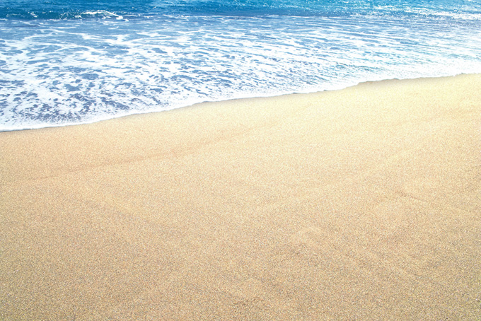 夏の砂浜に寄せる波（海 綺麗の背景フリー画像）