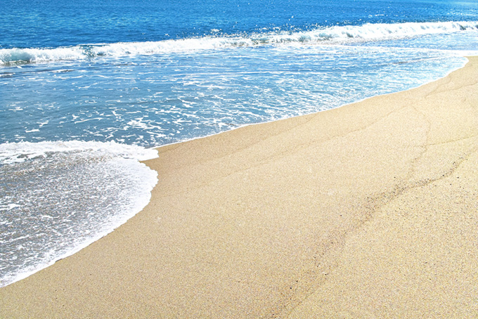 青い海と綺麗な砂浜（海 綺麗の背景フリー画像）
