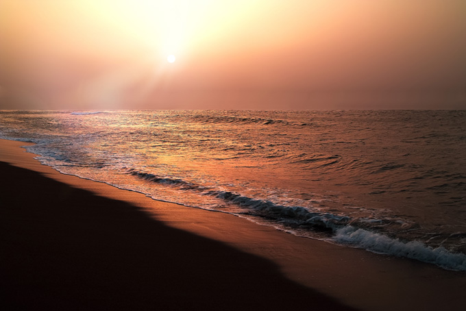 夕日が沈む感動的な海(背景 夕景 画像のフリー画像)