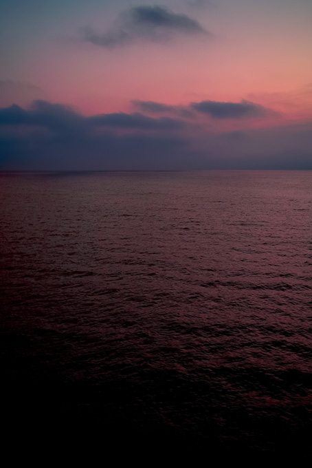 静かな夜明け前の海（海 風景の背景フリー画像）