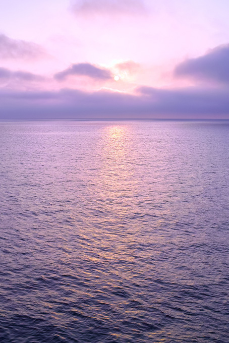 朝日が登る紫色の海（海 風景の背景フリー画像）